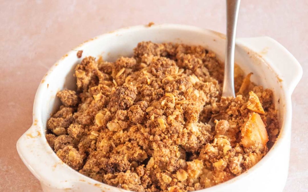 Crumble aux pommes, coings et noisettes
