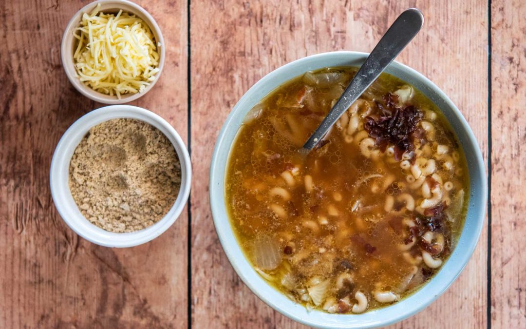 Soupe à l’oignon aux algues et coquillettes