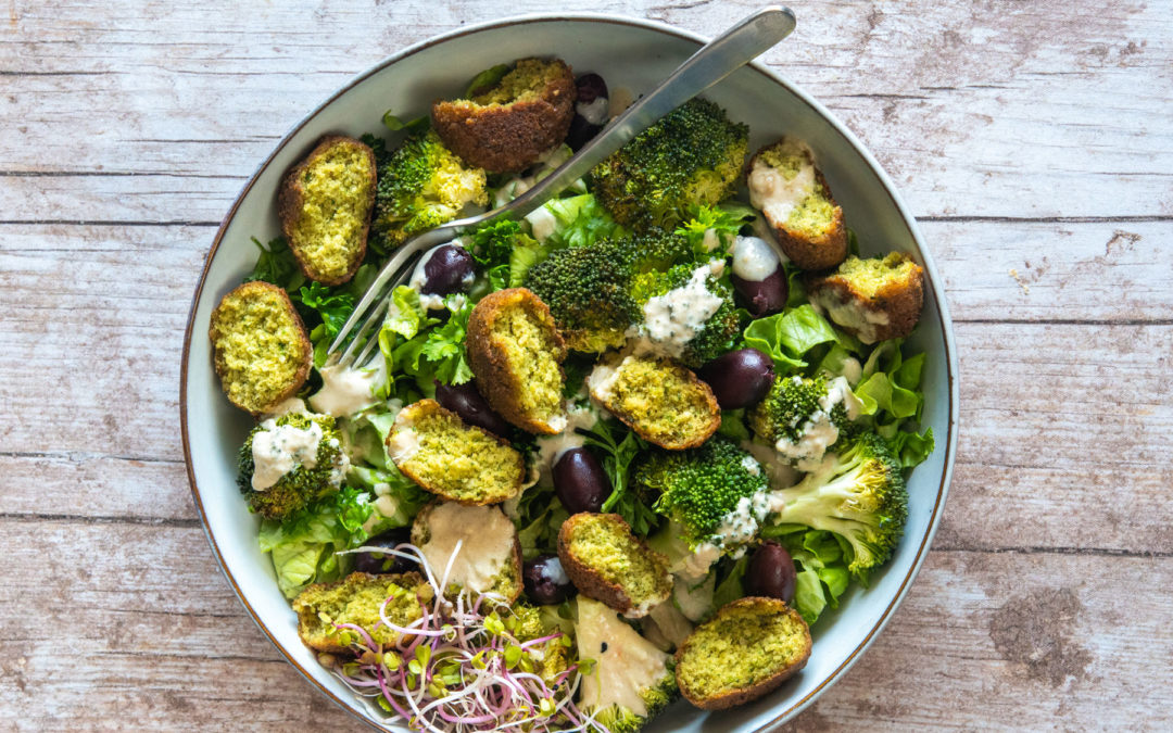 Salade de brocoli rôti et falafels
